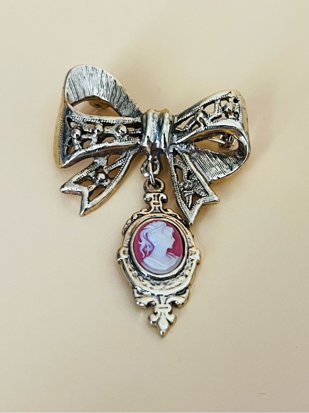Gold-Tone Bow and red Cameo brooch, vintage